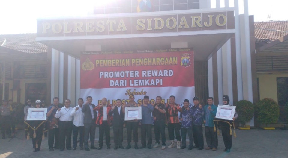 Polresta Sidoarjo Terima Tiga Penghargaan Dari Lemkapi Sidoarjo