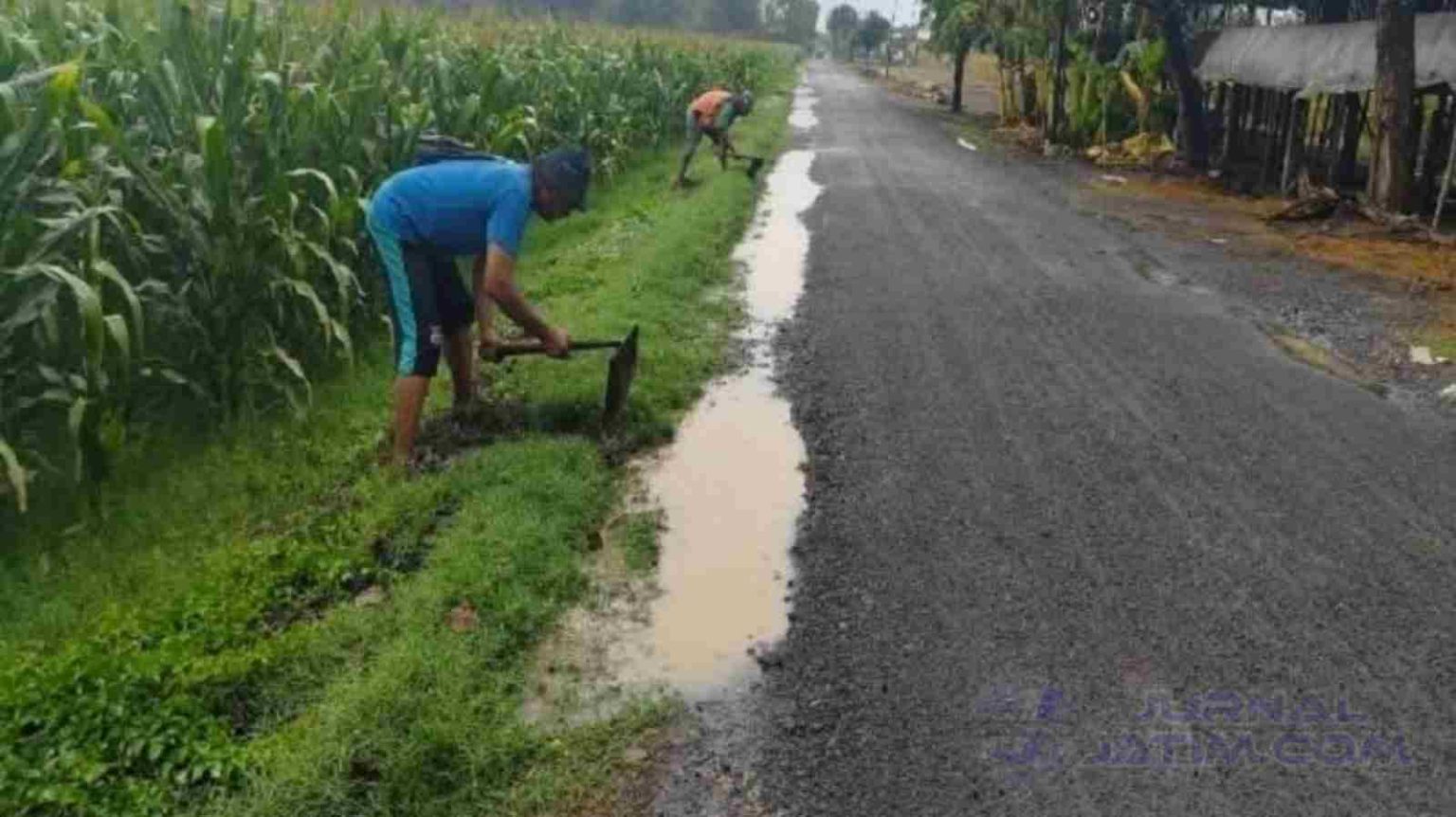 Dinas Pupr Jombang Normalisasi Saluran Air Bikin Nyaman Pengguna Jalan