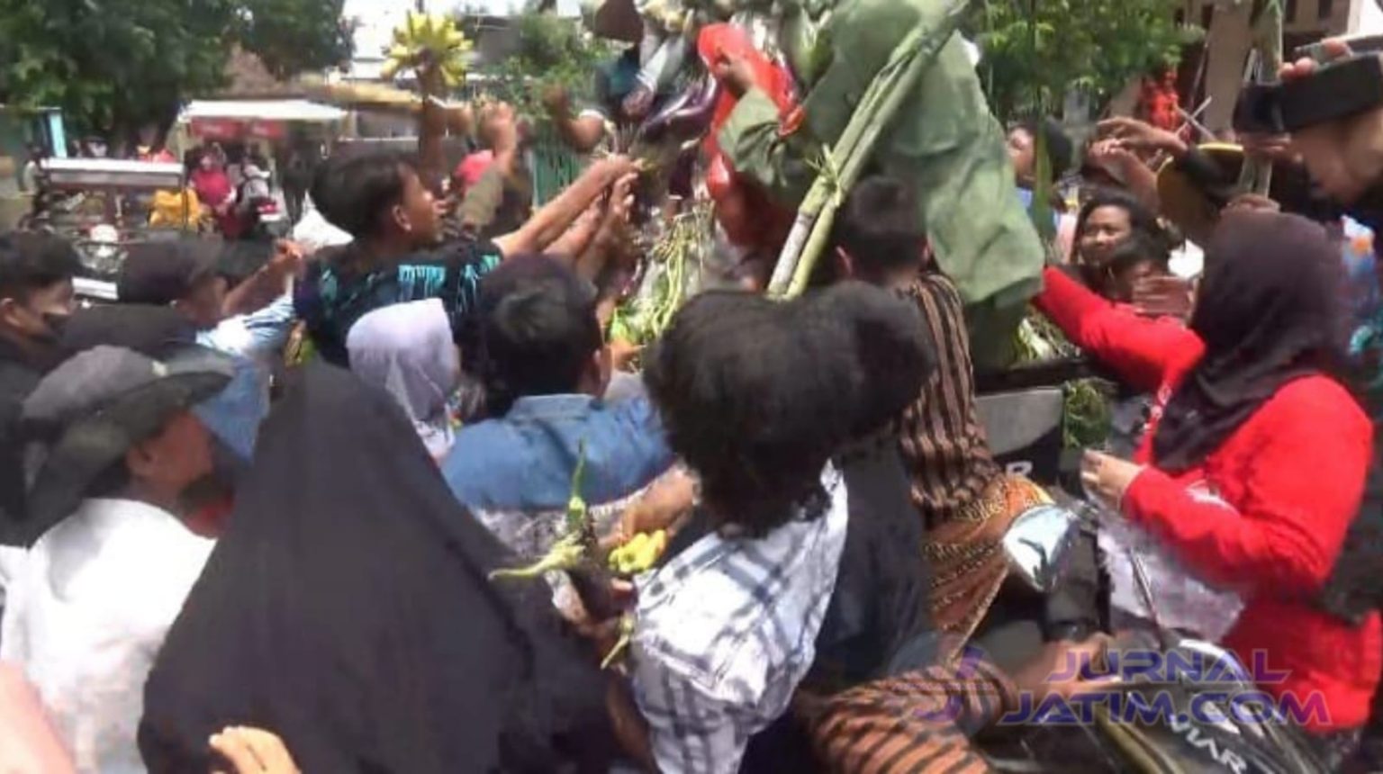 Warga Jombang Berebut Gunungan Hasil Bumi Saat Bersih Desa Sambut