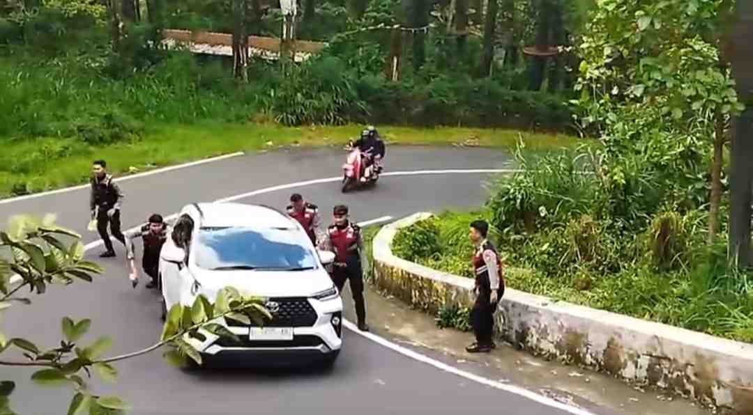 Libur Lebaran Pasukan Dorong Ganjal Ban Siaga Di Jalur Tanjakan