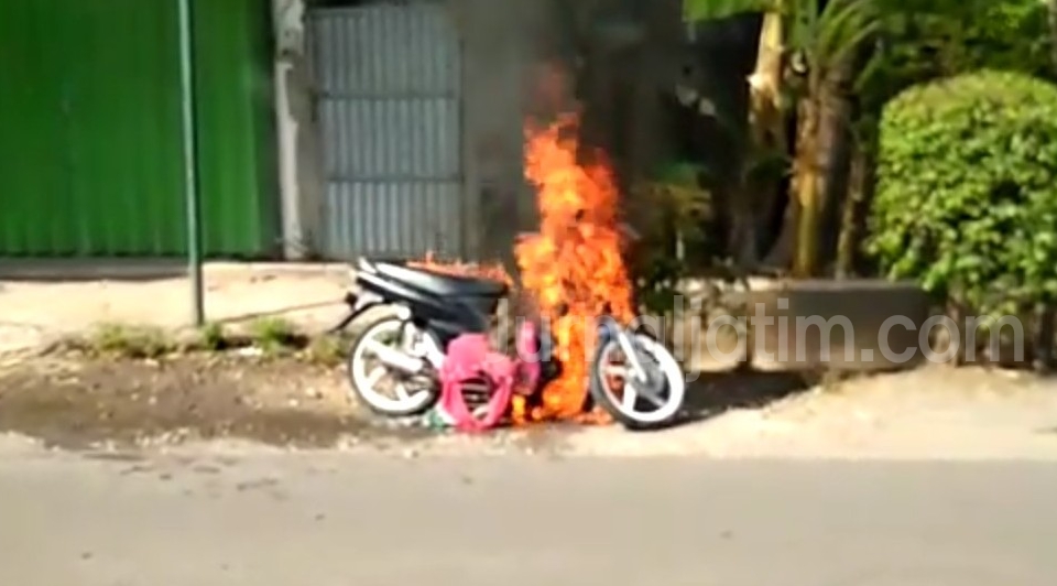  Motor  Suzuki  Smash  Terbakar di Mojoagung Jombang 