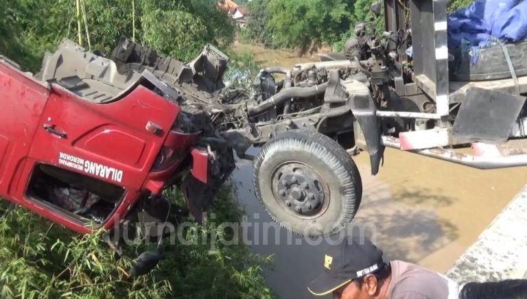 Laka Tunggal di  Jombang Truk  Trailer Menggantung di  Atas  