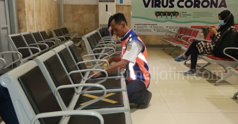 Cegah Penumpang Bersentuhan Daop 7 Pasang Garis Silang di 