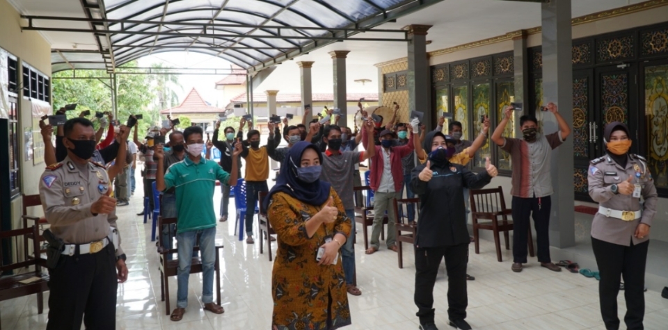 Satlantas Polres Sumenep Beri Bantuan Sosial ke Pengemudi Terdampak COVID-19