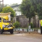 Truk Fuso Warga Jombang Tabrak Mobil Tangki Parkir di Kediri