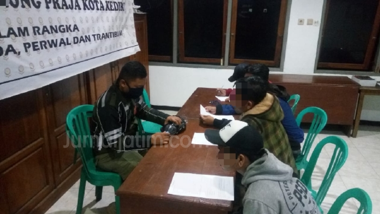 Di Tengah Wabah Corona, Empat Pemuda Kediri Malah Pesta Miras