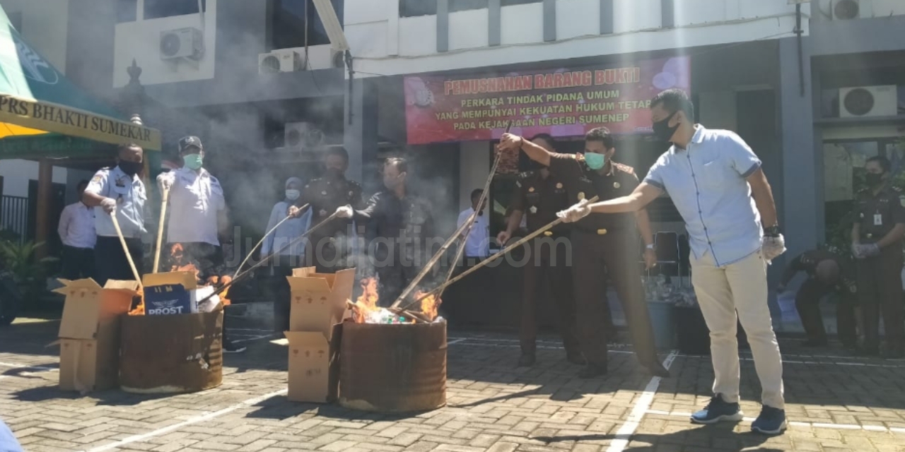 Kejari Sumenep Musnahkan Barang Bukti di Tengah Wabah Corona