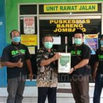 Operator dan Seksi Pendma Kemenag Jombang Sumbang APD ke Paramedis