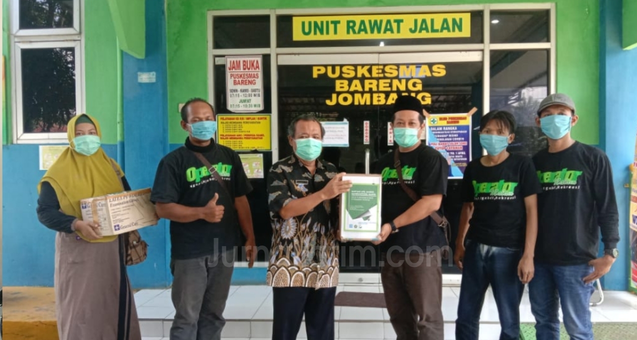 Operator dan Seksi Pendma Kemenag Jombang Sumbang APD ke Paramedis