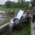 Terjatuh di Jalan, Motor Warga Madiun Dilindas Mobil Escudo di Nganjuk