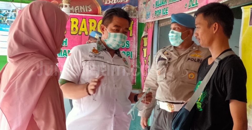 Polres Jombang Patroli Cegah Corona Dan Bagi Masker ke Pedagang