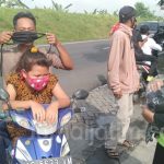 Hindari Corona, Pemuda Inspiratif Bagi Masker di Utara Brantas Jombang