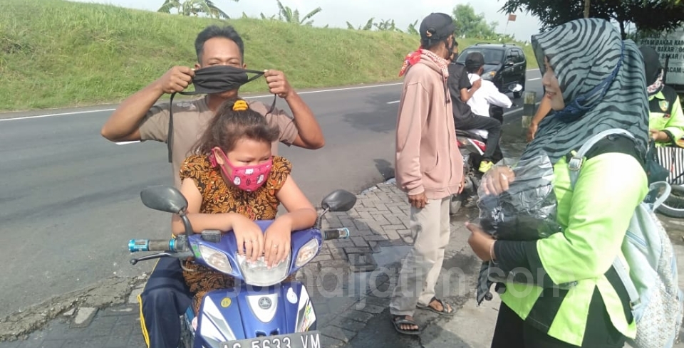 Hindari Corona, Pemuda Inspiratif Bagi Masker di Utara Brantas Jombang