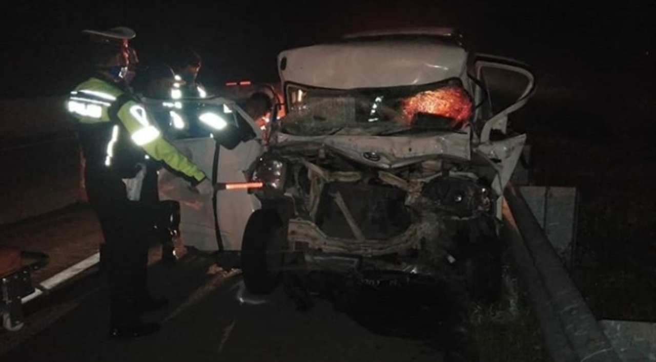 Pengemudi Asal Mojokerto Tewas Tabrak Truk di Tol Nganjuk-Madiun