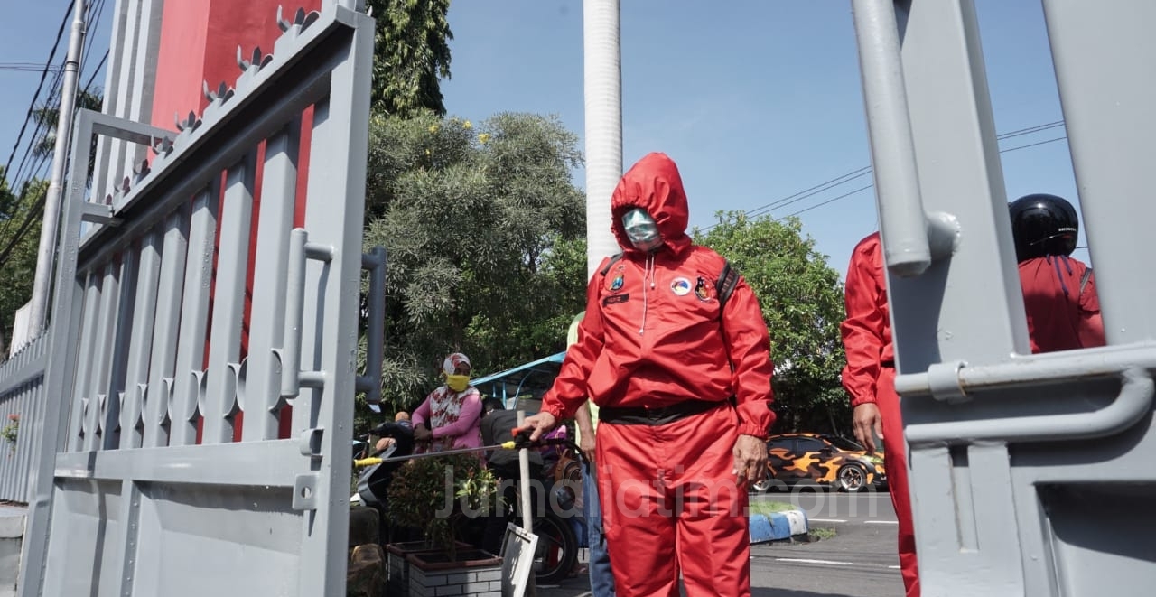 Polres Jombang Semprot Disinfektan di Lapas Memakai APD COVID-19