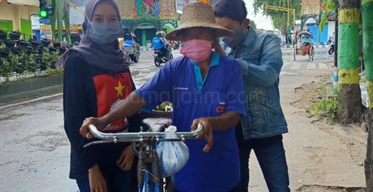 Lawan COVID-19, Mahasiswa Sumenep Patungan Bagikan 200 Masker