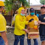 Legislator Cantik di Jombang Turun ke Desa, Bagi 500 Masker ke Warga
