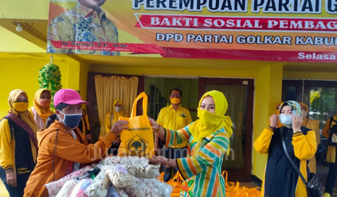 Perempuan Golkar Bantu Bahan Pokok ke Pekerja Jalanan di Jombang