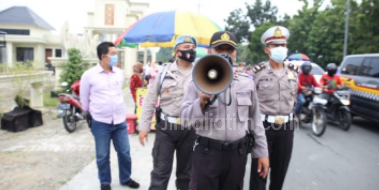 Polisi Jombang Terus Bubarkan Kerumunan Massa Antisipasi COVID-19