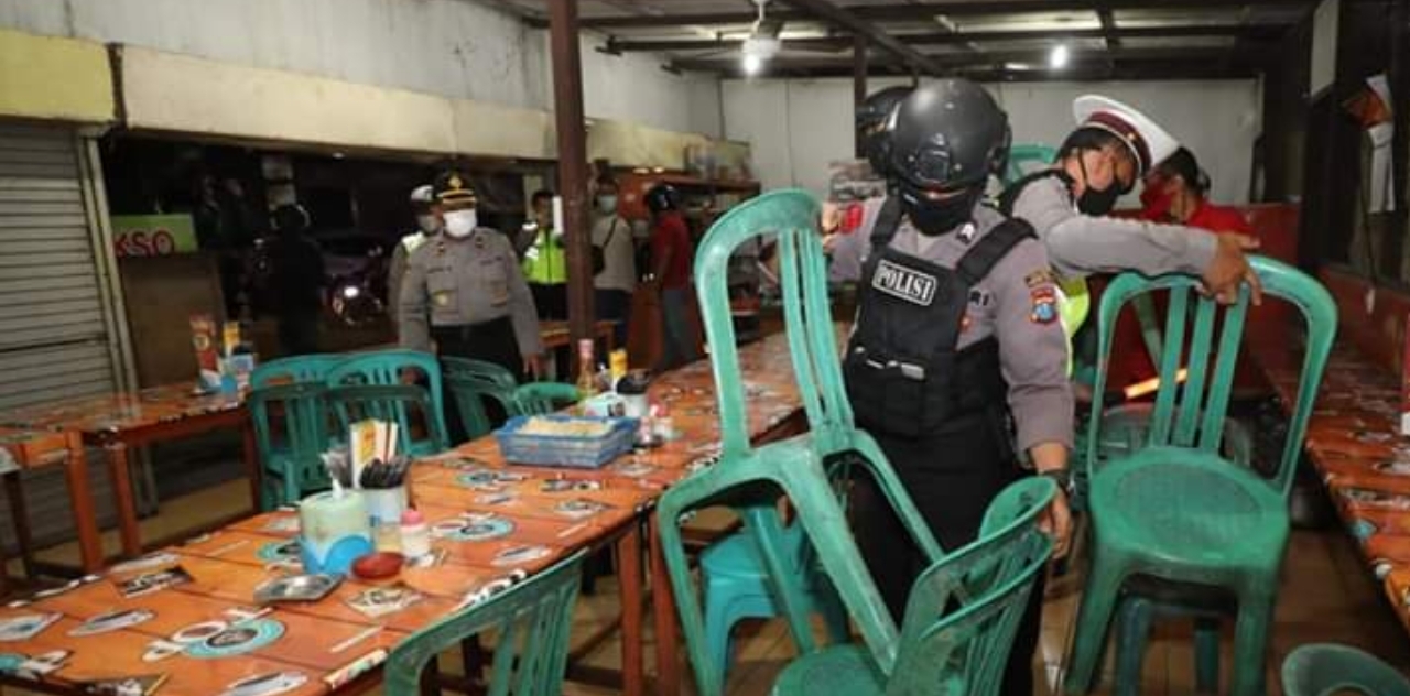 Masyarakat Kooperatif, Pakai Masker dan Layanan Warung Tanpa Meja-Kursi