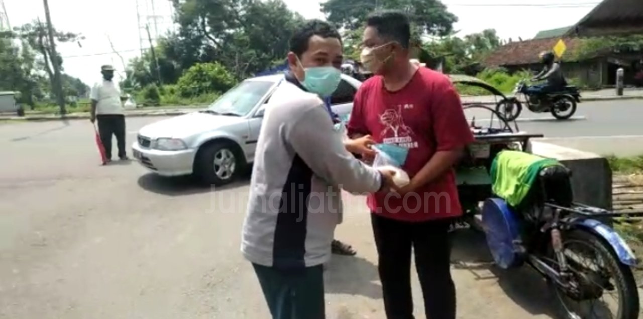 Operator dan Seksi Pendma Kemenag Jombang Sumbang APD ke Paramedis