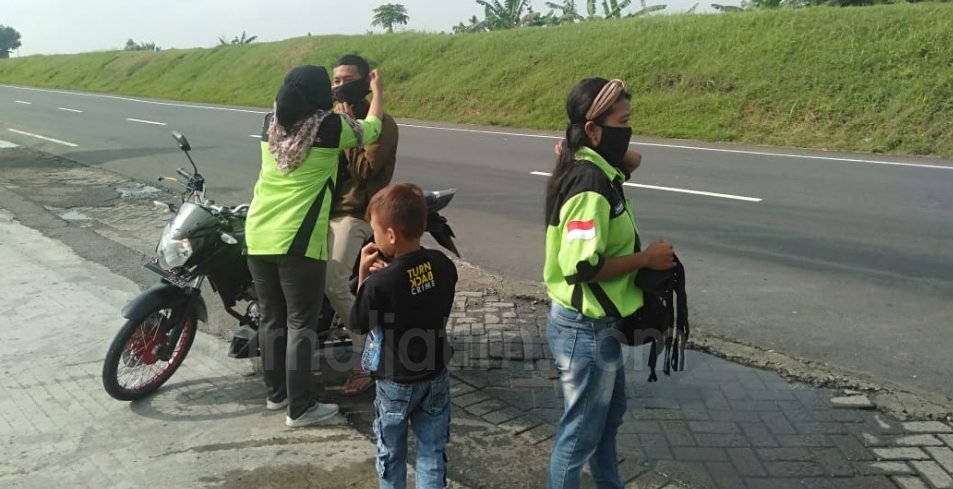 Hindari Corona, Pemuda Inspiratif Bagi Masker di Utara Brantas Jombang