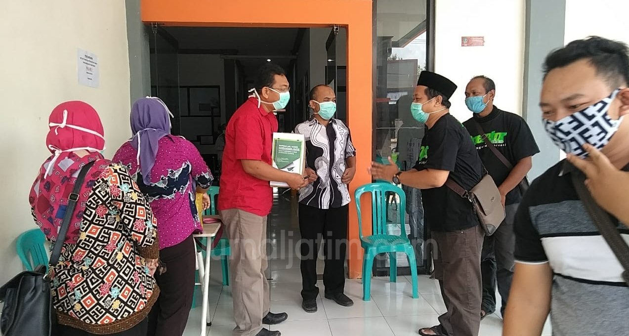 Operator dan Seksi Pendma Kemenag Jombang Sumbang APD ke Paramedis