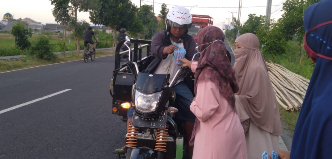 Solidaritas Mahasiswa Sumenep, Bagi 100 Masker Dan Takjil ke Warga