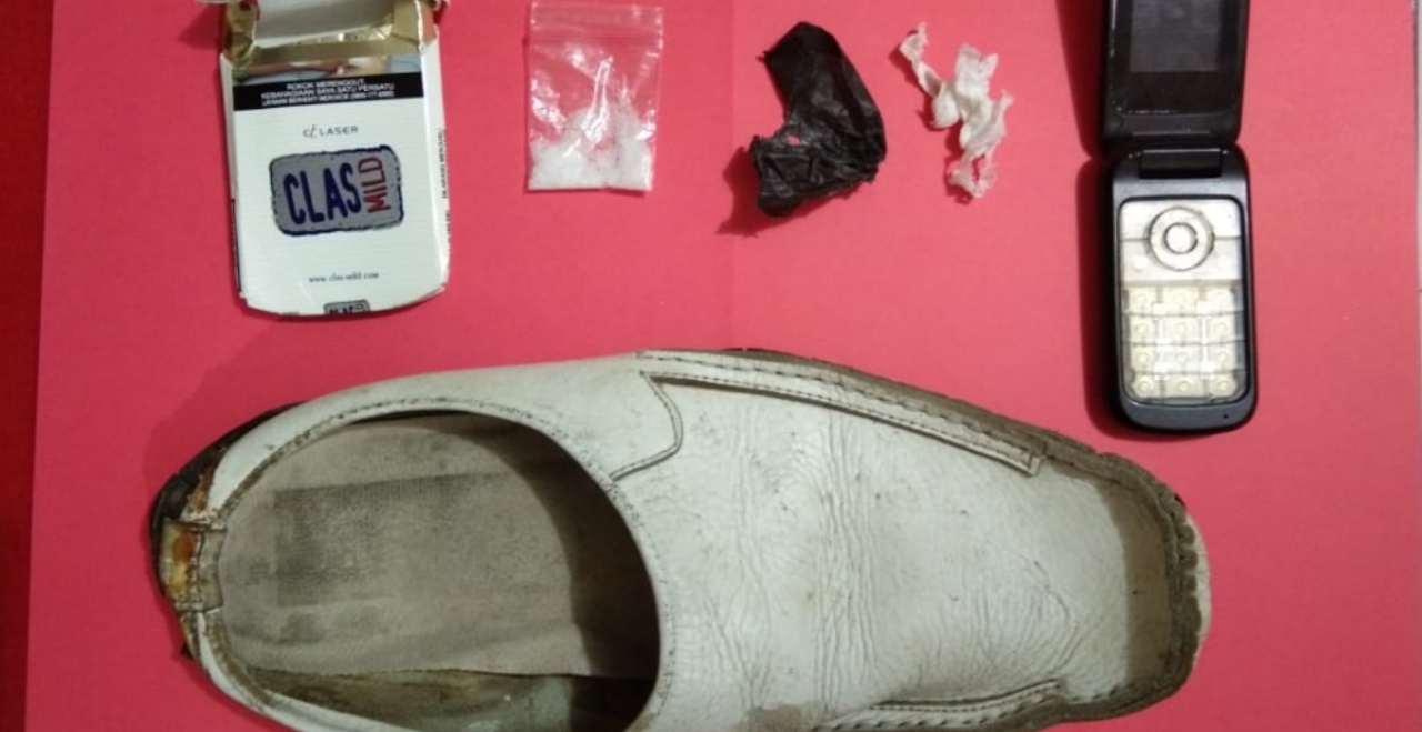 Digerebek Polisi, Warga Sumenep Simpan Sabu Didalam Sepatu