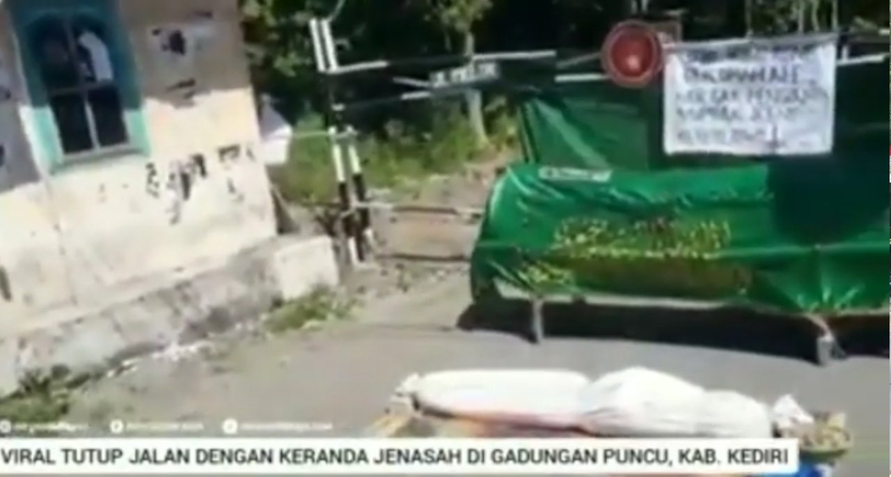 Tutup jalan desa Gadungan dengan pocong dan keranda jenazah