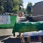 Tutup jalan dengan keranda jenazah dan pocong