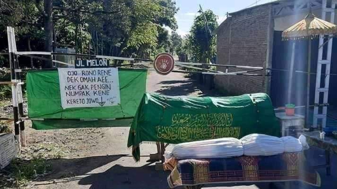 Tutup jalan dengan keranda jenazah dan pocong