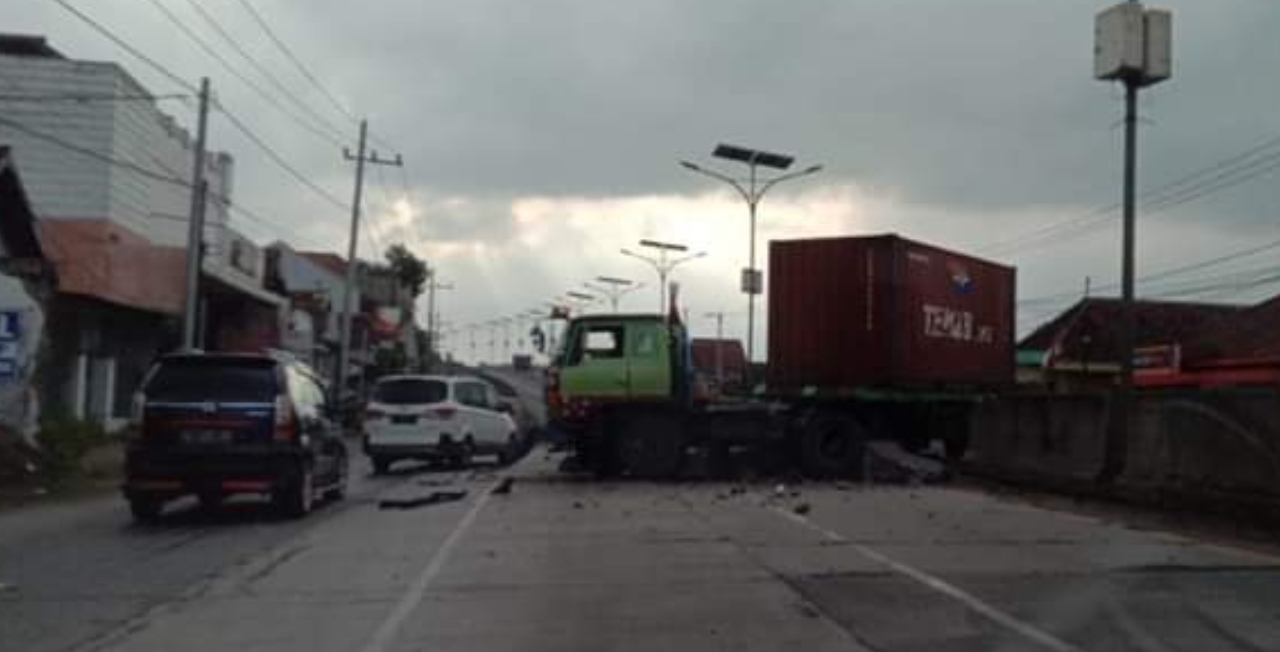 Banting Setir, Trailer Tabrak Pembatas Jalan di Flyover Jombang