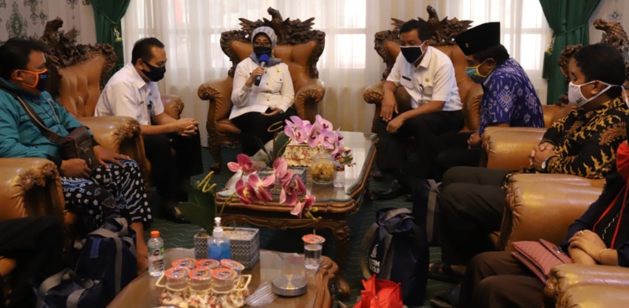Bupati Mundjidah bantu seniman terdampak corona