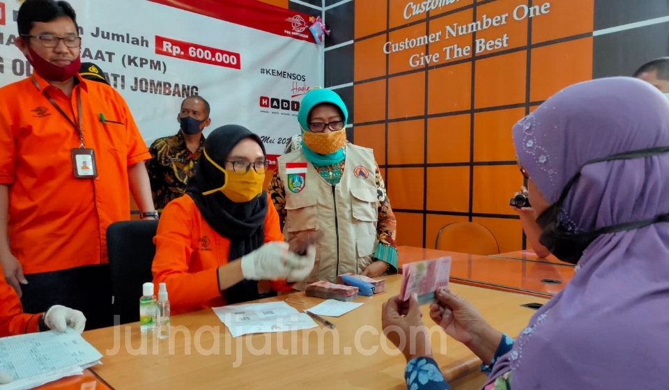 Bupati Jombang Launching BST Kemensos Untuk Warga Terdampak COVID-19