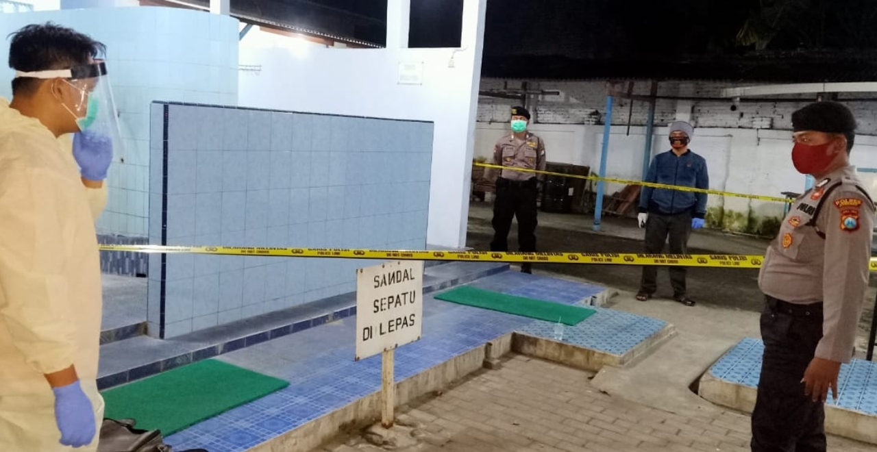 Mayat Pria Bersarung Merah Di Tempat Wudu, Dievakuasi Pakai Protokol COVID-19