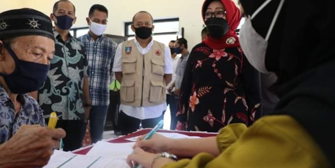 Bupati Pantau Penyaluran Bansos Provinsi di Desa Mojokrapak Jombang