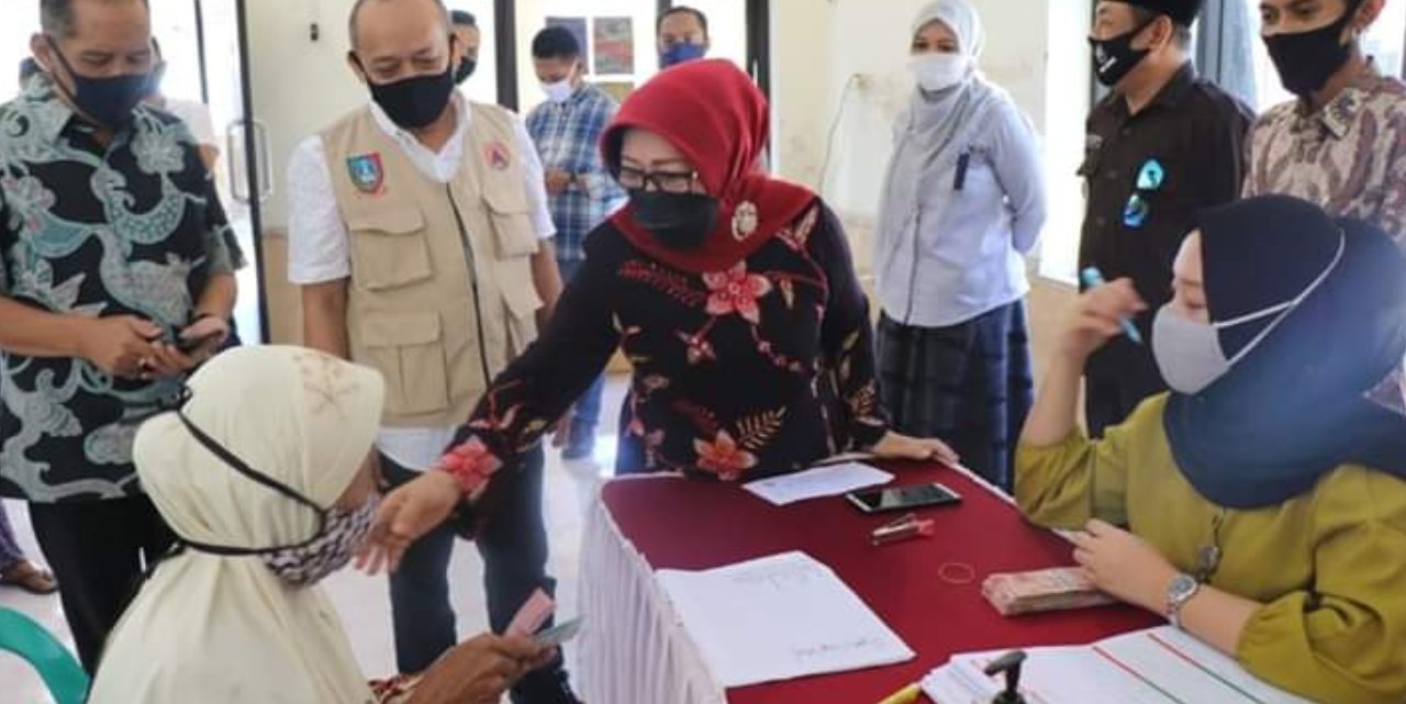 Penyaluran bansos dari provinsi di Mojokrapak Jombang