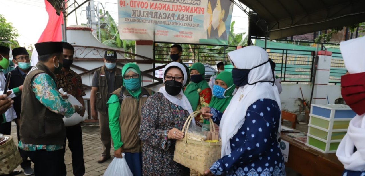 Ramadan ke-17, Bupati Jombang Bagikan Sembako ke Lansia Dan Guru RA