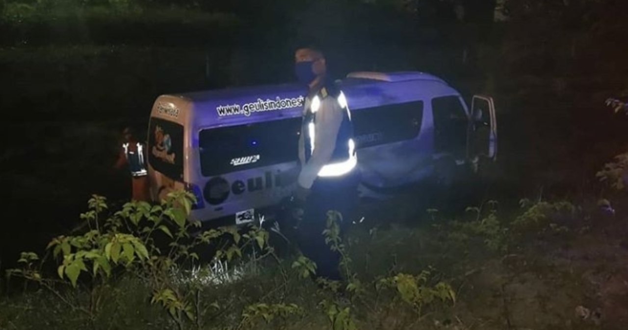 Mobil Elf Penumpang Asal Pamekasan Terperosok di Tol Mojokerto