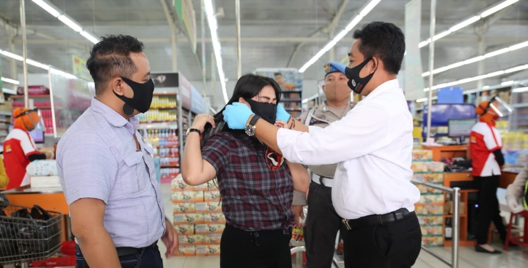 Patroli Peduli Kemanusiaan, Polres Jombang Bagi Masker Pengunjung Swalayan