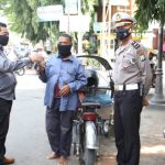 Tingkatkan Gizi, Polisi Bagikan Bubur Kacang Hijau ke Pekerja Jalanan