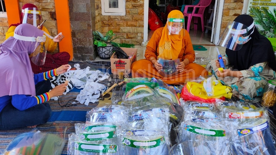 Kreatif, Guru Honorer MAN 4 Jombang Bikin Face Sield, Omzet Rp45 Juta