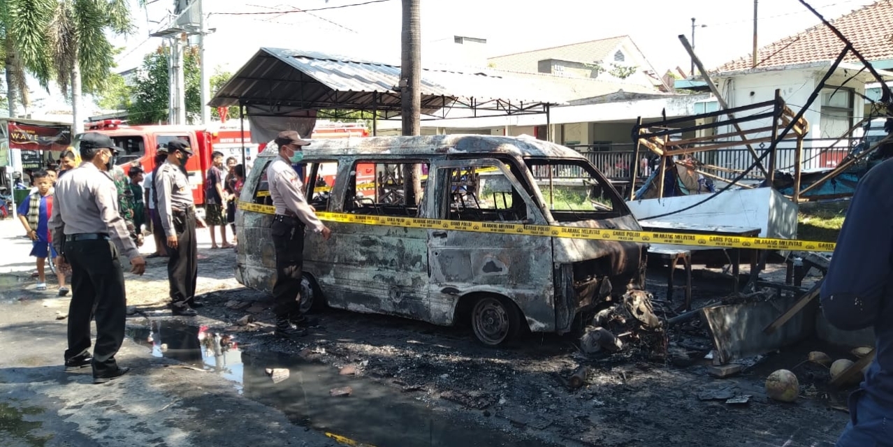 Mobil Zebra Terbakar Lalu Tabrak Motor Dan Warung di Nganjuk