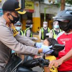 Polres Jombang Sebar Seribu Masker di Titik Rawan COVID-19