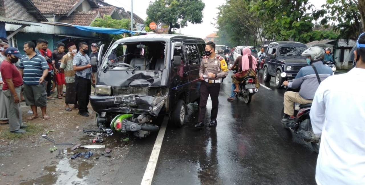 Mobil Perangkat Desa Tabrak Motor di Jombang, 4 Orang Masuk RS