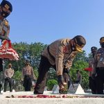 HUT Bhayangkara ke 74, Kapolda Jatim Tabur Bunga di TMP Surabaya