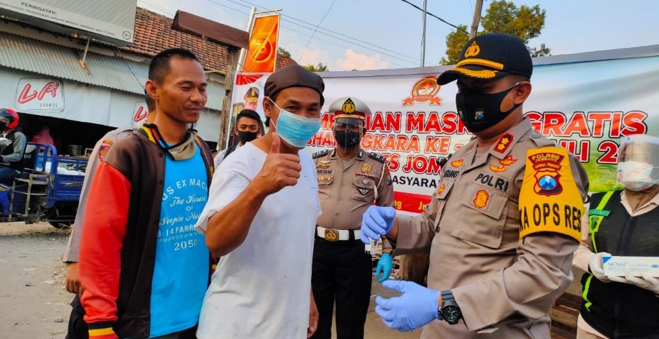 Polres Jombang Sebar Seribu Masker di Titik Rawan COVID-19
