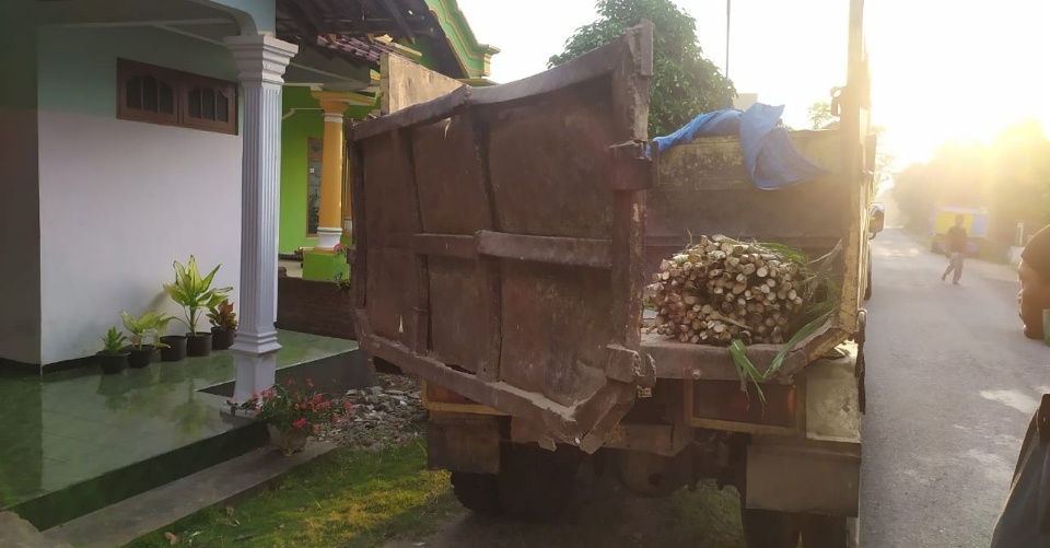 Belok Kanan, Tiba-tiba Bak Truk Terbuka Hantam Pejalan Kaki di Kediri