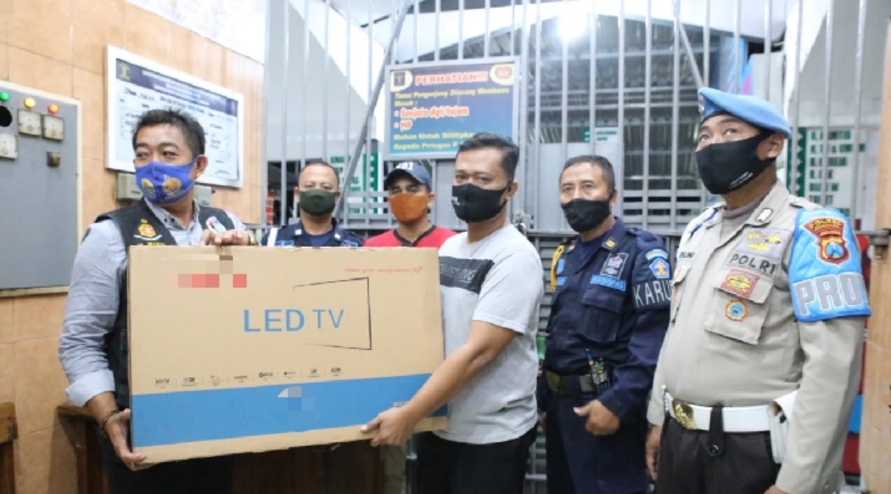 Tingkatkan Sinergitas, Polres Jombang Bantu Lapas LCD Monitor CCTV